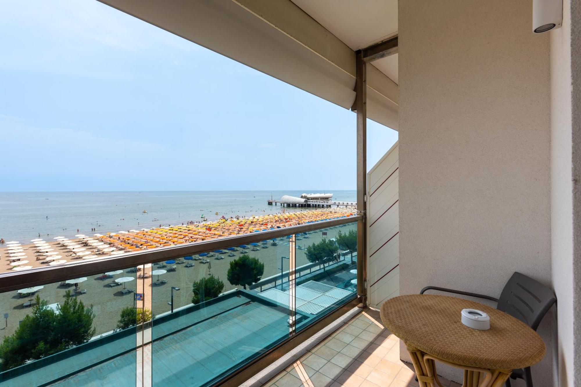 Hotel Columbus Lignano Sabbiadoro Bagian luar foto