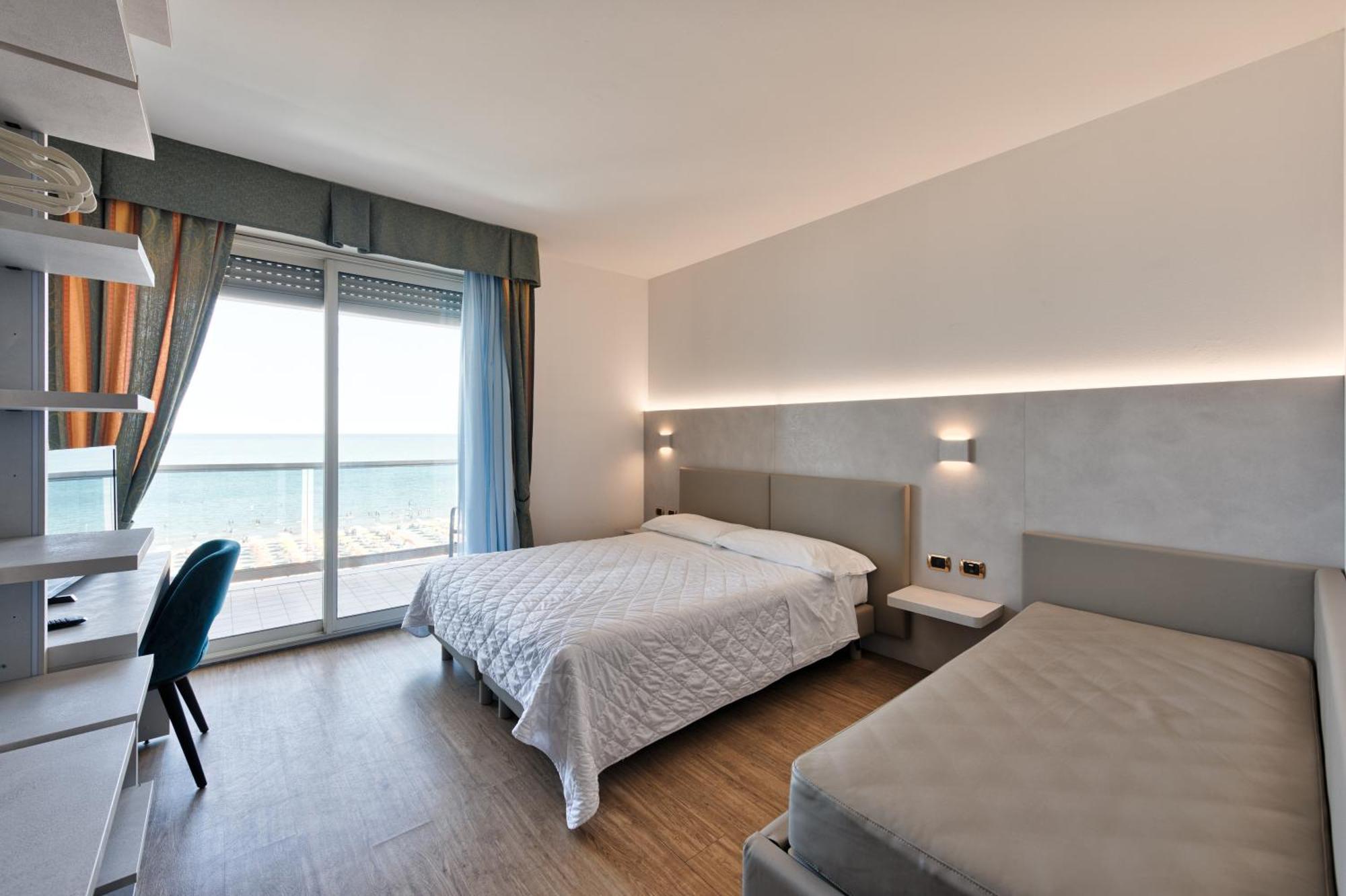 Hotel Columbus Lignano Sabbiadoro Bagian luar foto