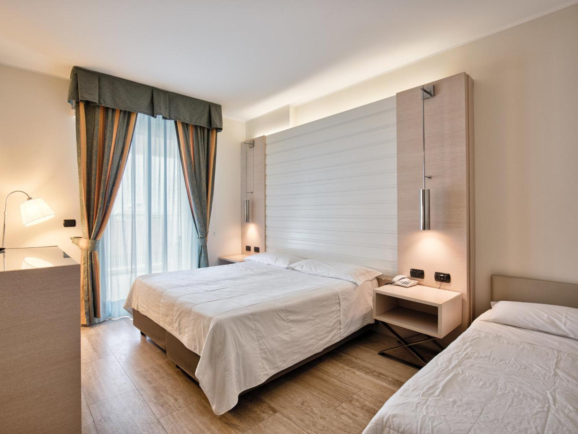 Hotel Columbus Lignano Sabbiadoro Bagian luar foto